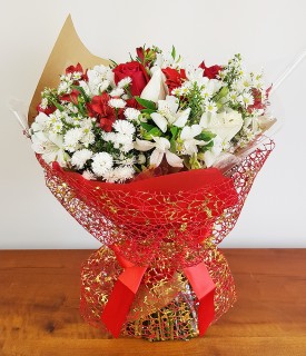 Buquê de Flores brancas e vermelhas Amar é...