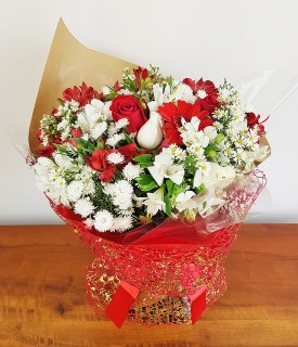 Buquê de Flores brancas e vermelhas Amar é...