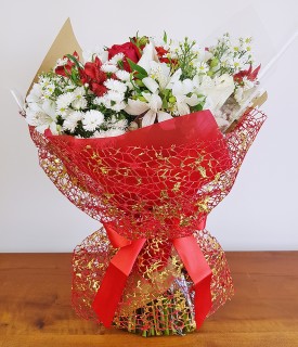 Buquê de Flores brancas e vermelhas Amar é...