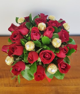 Arranjo Box com rosas vermelhas e chocolate