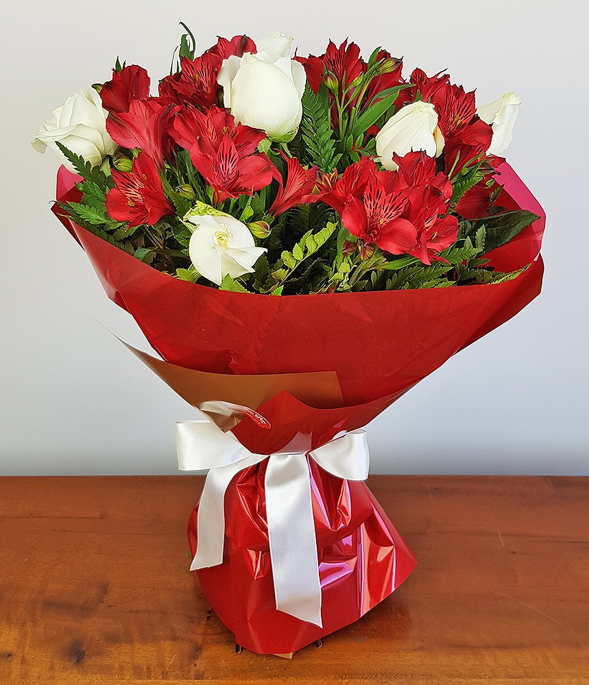 Buquê de 6 Rosas e Alstroemérias - Fogo e paixão