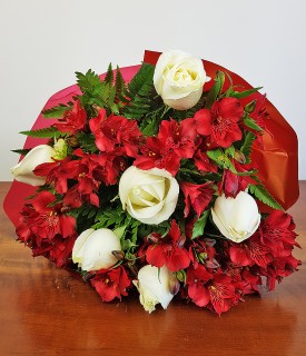 Buquê de 6 Rosas e Alstroemérias - Fogo e paixão