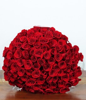 Buquê de 100 rosas vermelhas