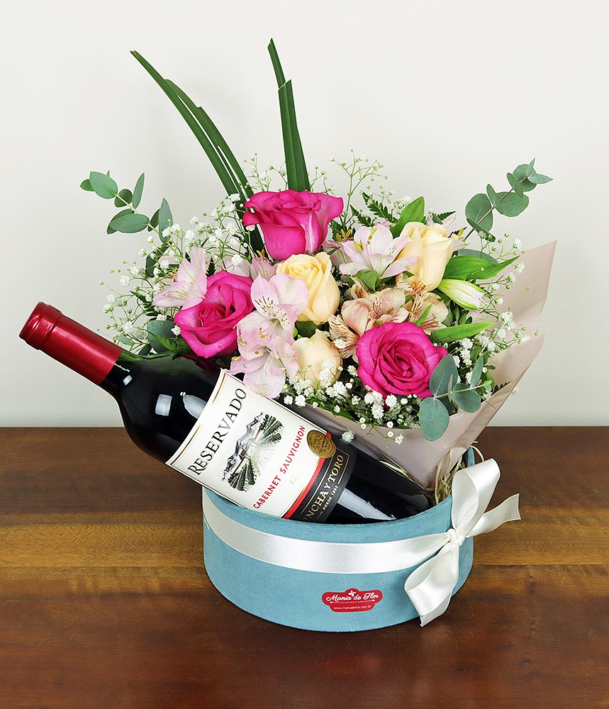 Arranjo com rosas e vinho - Harmonização Perfeita!